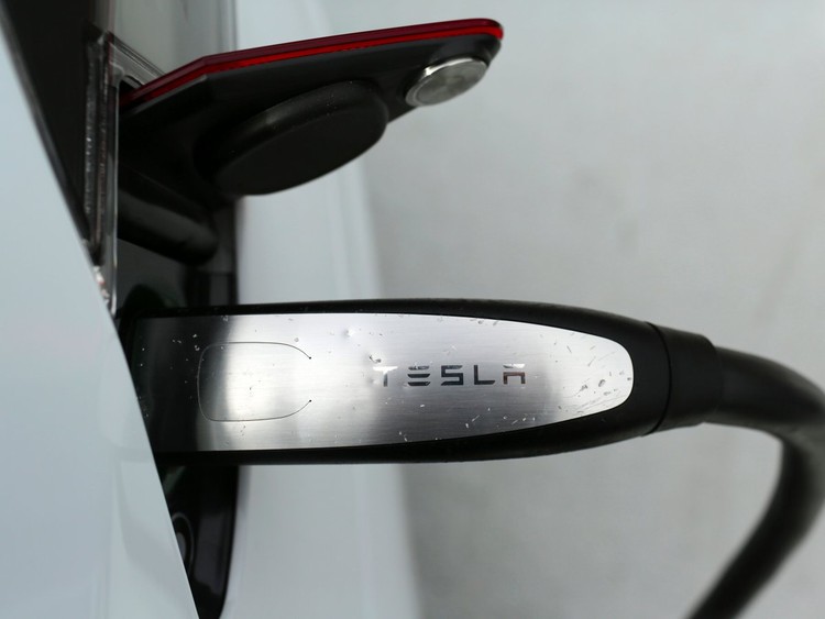 كل ما نعرفه عن سيارة الكروسوفر الغامضة Tesla Model Y