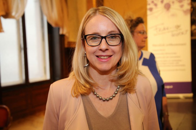 Ministra Asuntos Digitales y Económicos de Austria: No es necesario regular el blockchain