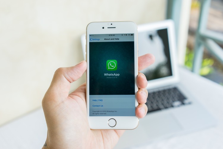 Aprende a leer los mensajes de Facebook y WhatsApp sin que nadie lo sepa