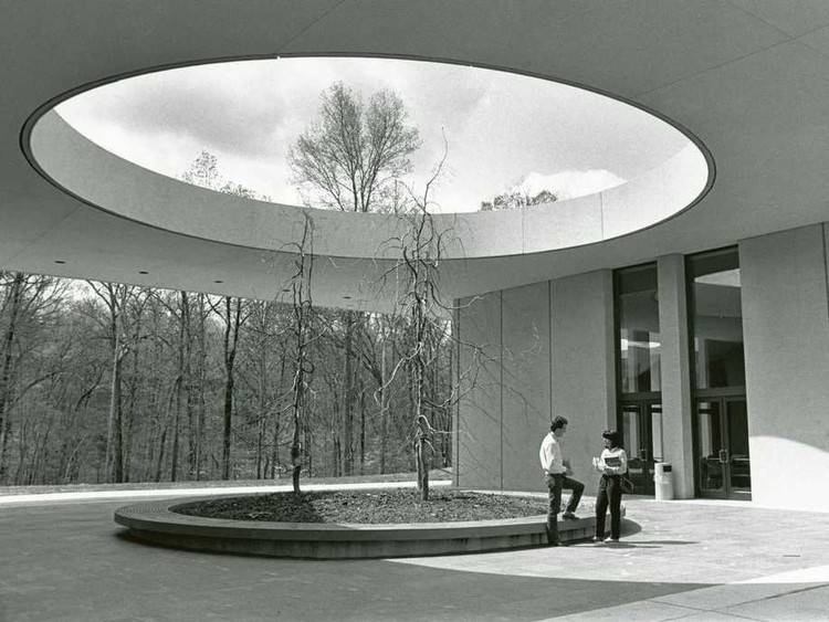 من يترأس شركة Apple؟