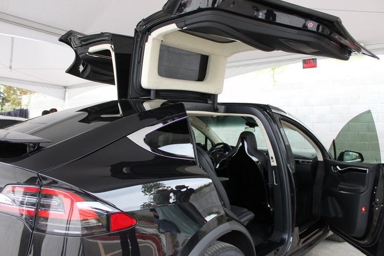 استقبلوا Model X من تسلا