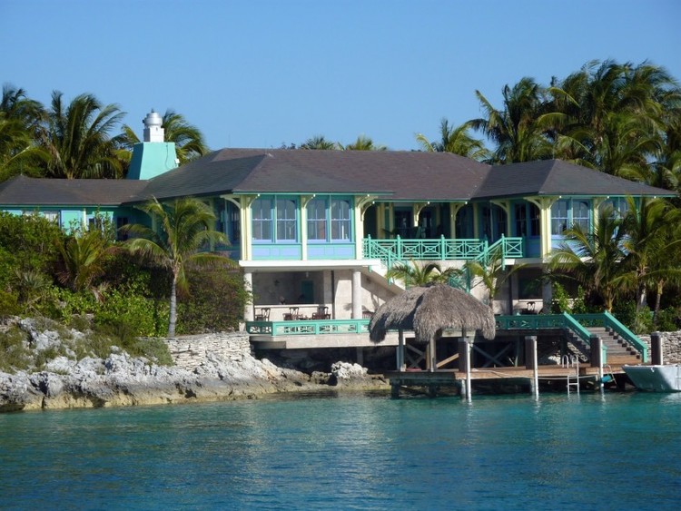 ديب و دي كابريو: جزيرة أي واحد منهم أكبر؟