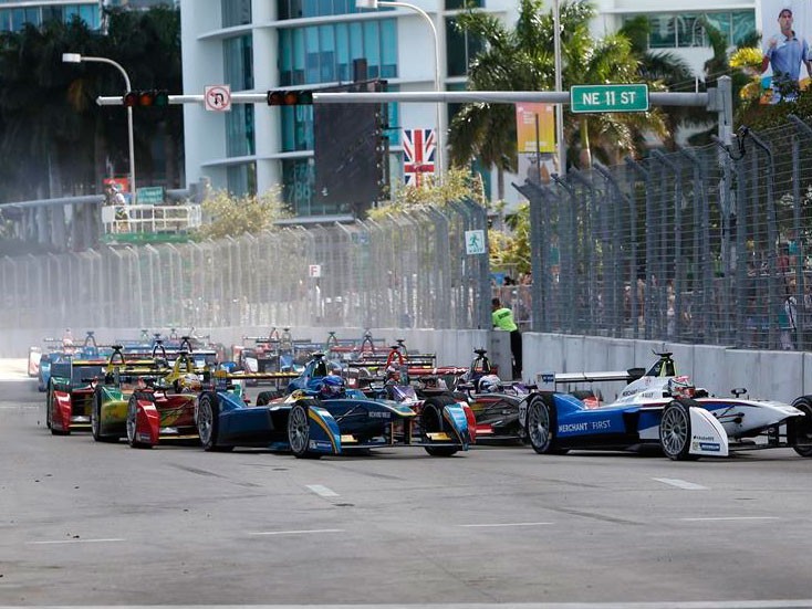 ريتشارد برانسون ضد إيلون ماسك