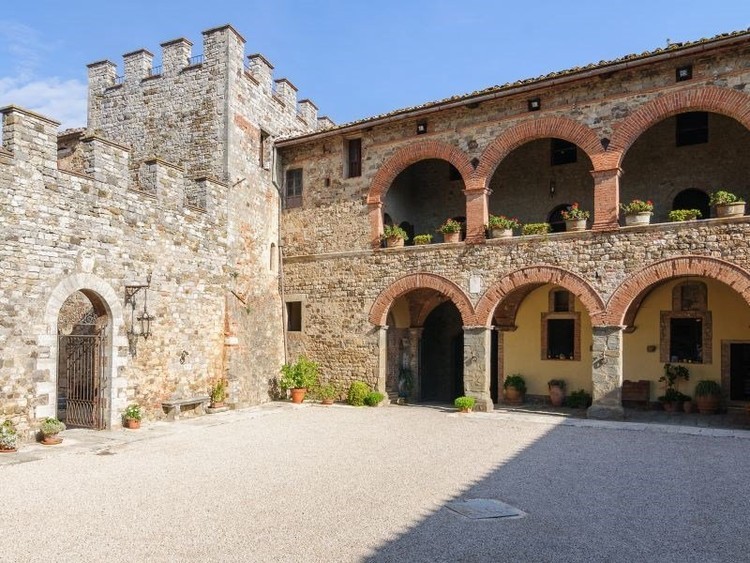 Quer comprar um castelo em Itália?