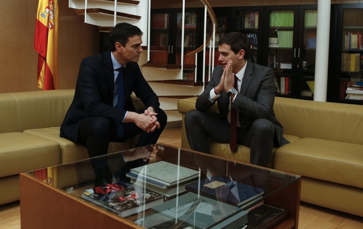 Rivera exige cinco reformas de la Constitución para apoyar a Sánchez