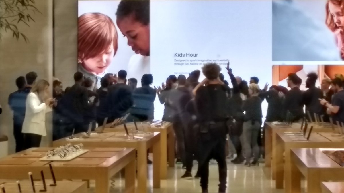 ФОТО: Первый день продаж iPhone X по всему миру