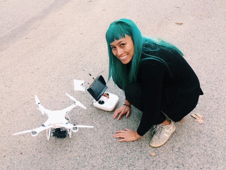 A mulher que tira selfies com drones
