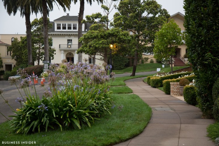 Cómo una pareja de inmigrantes ha comprado las calles de los políticos más ricos de California