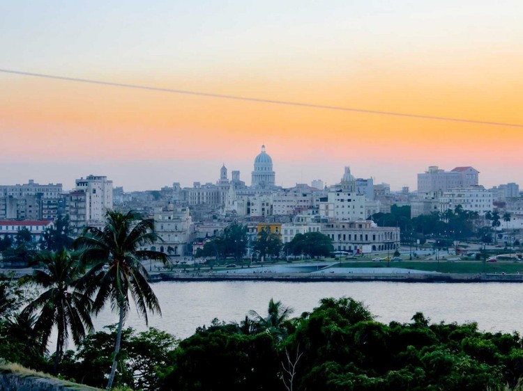 الأمريكيون يسيطرون على جزيرة الحرية