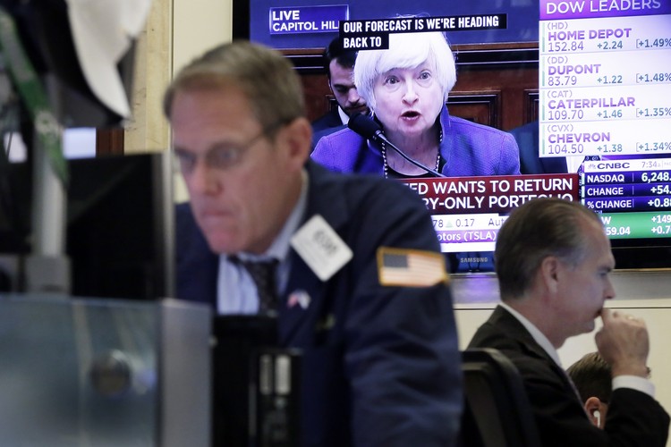 Deutsche Bank, utili oltre le attese ma ricavi in calo del 10%