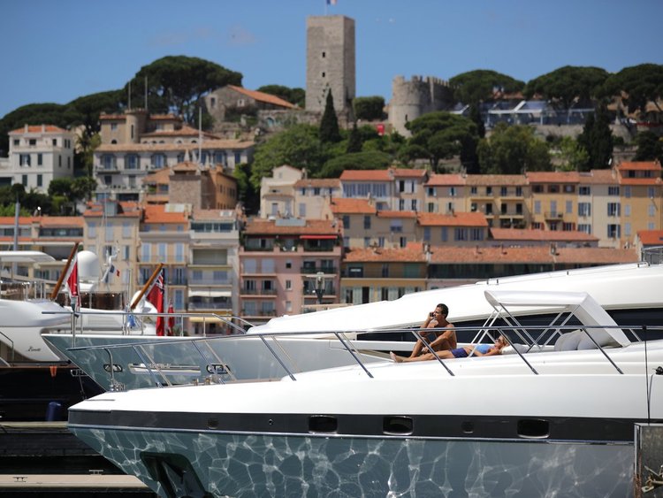 ¿En qué se gastan su dinero Jeff Bezos, Elon Musk y otros multimillonarios?