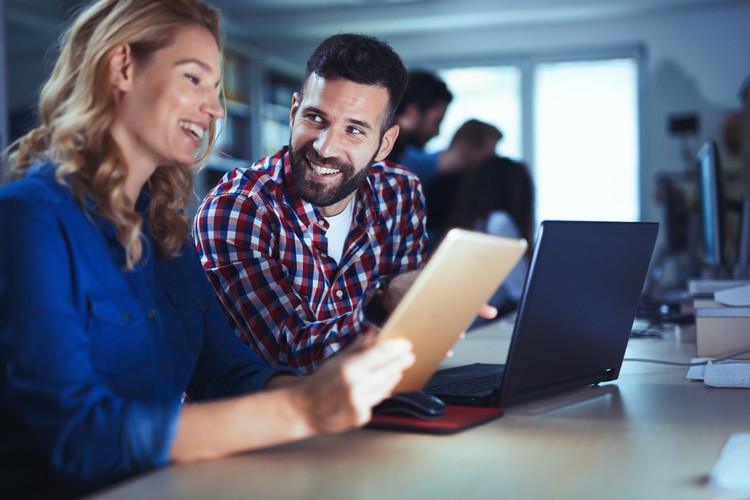 Cómo mantener una actitud positiva en el trabajo