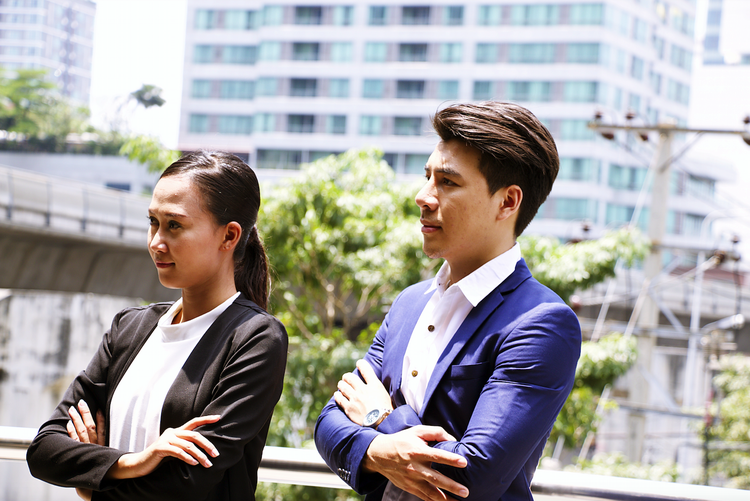 اليدين على الطاولة.. كيف يمكن أن تضر لغة الجسد بعملك