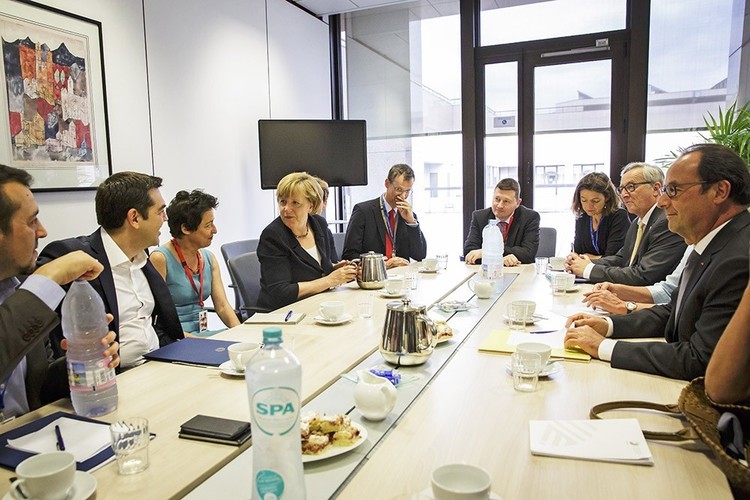 Europa amenaza a Grecia con su salida del euro