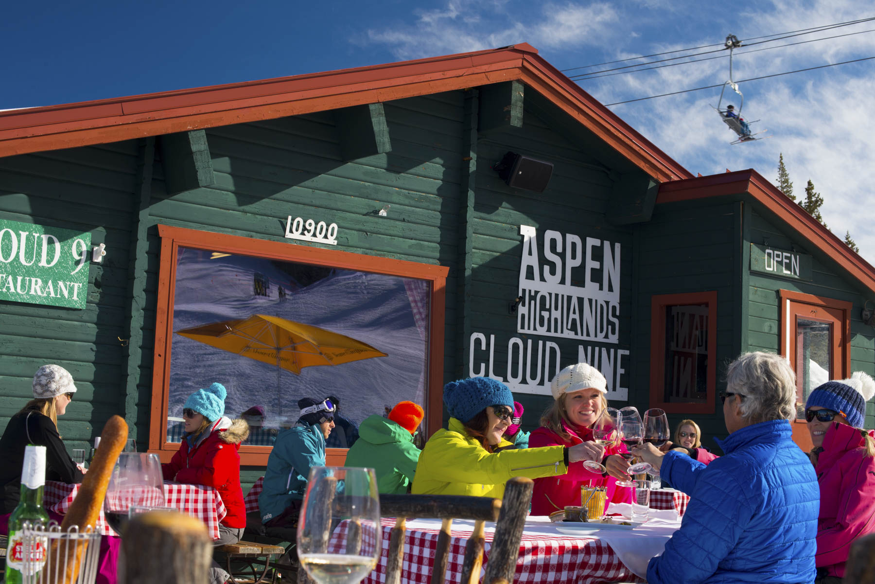 Пицца шерегеш. Кафе для горнолыжников. Вечеринка на горнолыжном курорте бар. Ски бар. Кафе на лыжной базе.