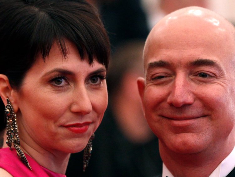 قصة ماكنزي بيزوس الأديبة وزوجة أغنى إنسان في العالم