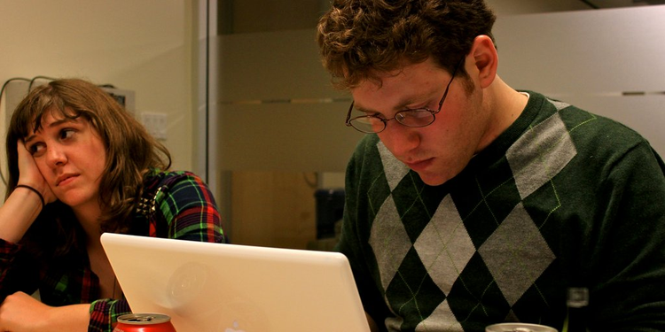 5 Erros de linguagem corporal a evitar numa reunião