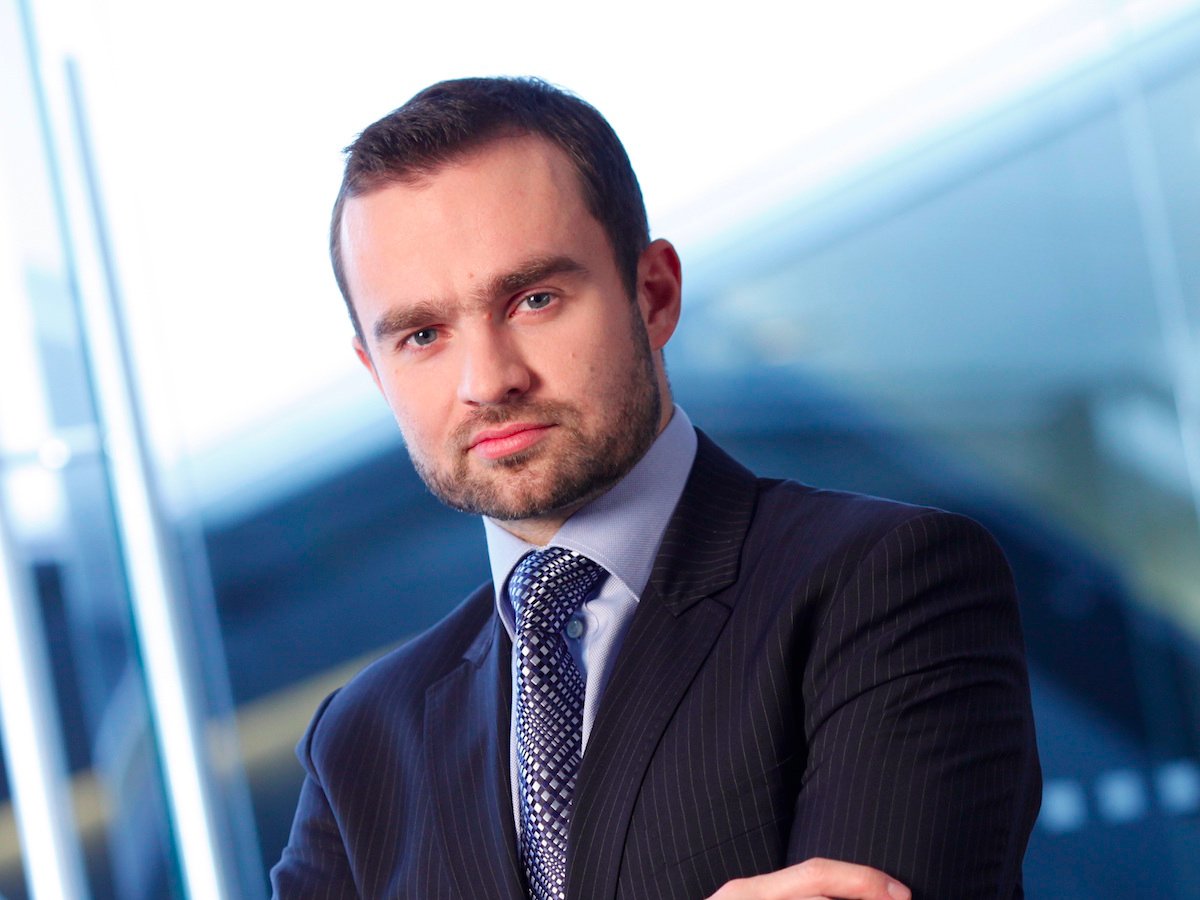 Lvmh антуана арно. Француз бизнесмен. Ян георг эффлер. Бизнесмены переговоры. Деловая встреча.