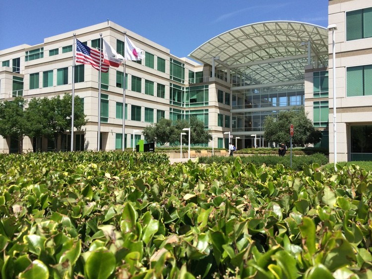 من يترأس شركة Apple؟