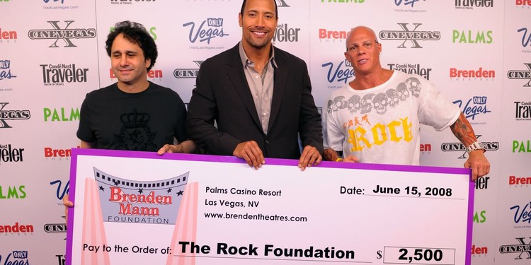 Cómo gana y gasta el dinero Dwayne "The Rock" Johnson