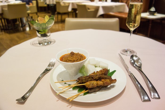 ماذا يعني أن تطير بالخطوط الجوية السنغافورية في الدرجة الأولى بكلفة 18000 دولار