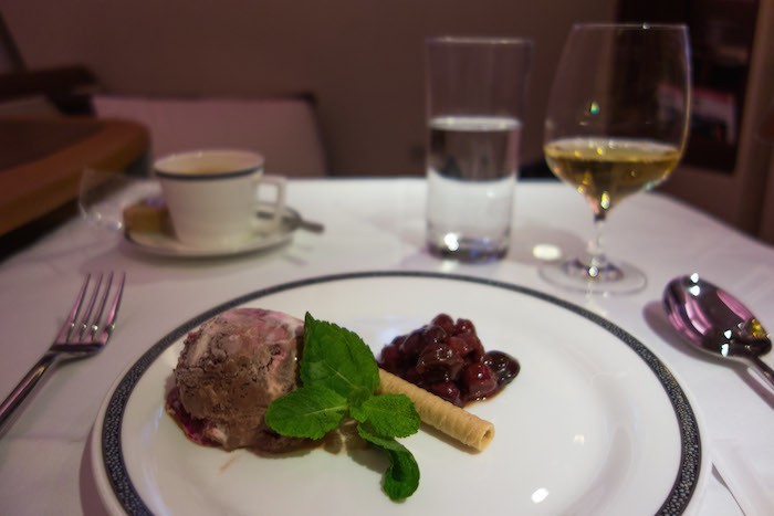 ماذا يعني أن تطير بالخطوط الجوية السنغافورية في الدرجة الأولى بكلفة 18000 دولار