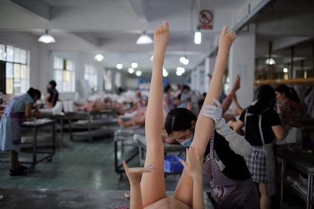 FOTOS: Así es el interior de una fábrica de muñecos sexuales