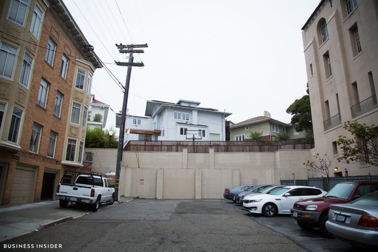 Cómo una pareja de inmigrantes ha comprado las calles de los políticos más ricos de California