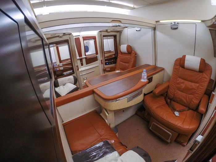 ماذا يعني أن تطير بالخطوط الجوية السنغافورية في الدرجة الأولى بكلفة 18000 دولار