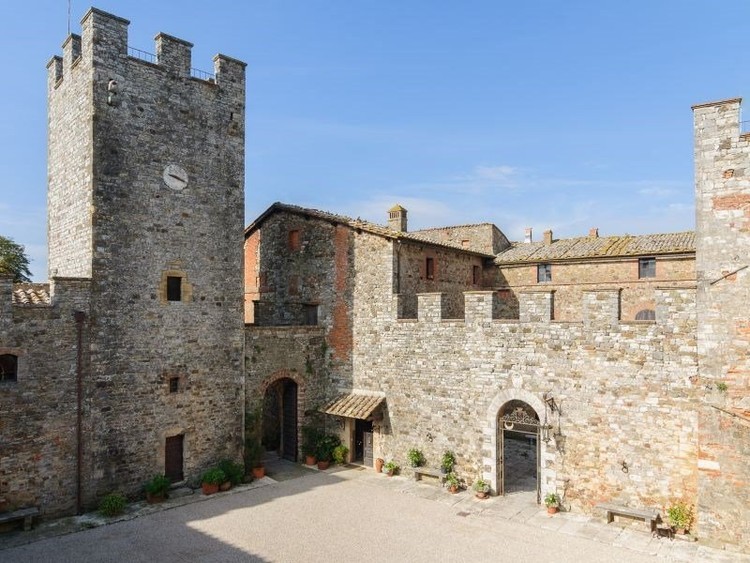 Quer comprar um castelo em Itália?