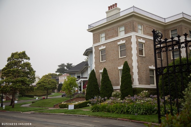 Cómo una pareja de inmigrantes ha comprado las calles de los políticos más ricos de California