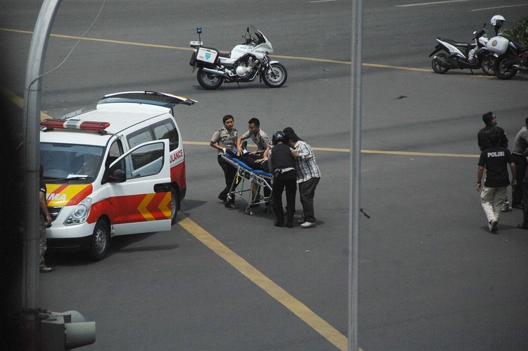 FOTO: attacchi terroristici a Giacarta (18+)