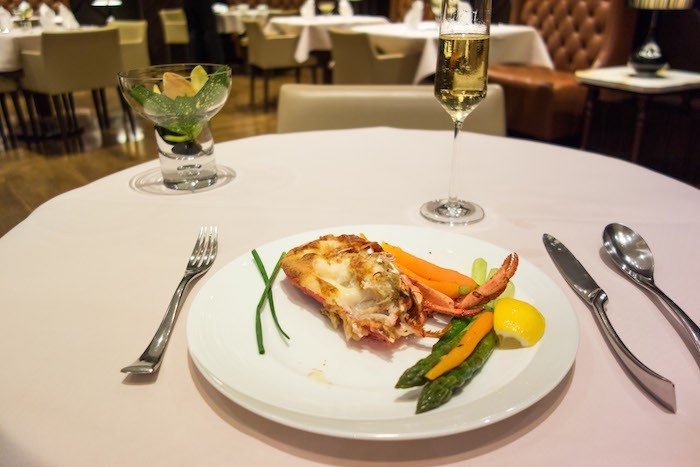 ماذا يعني أن تطير بالخطوط الجوية السنغافورية في الدرجة الأولى بكلفة 18000 دولار