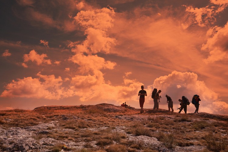 المكتب فارغ والعمل على قدم وساق