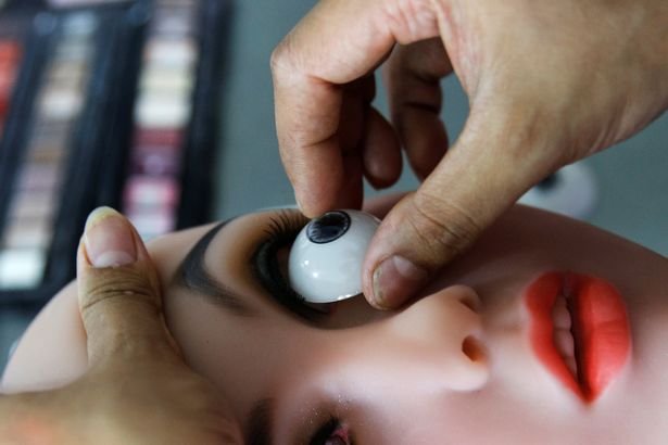 FOTOS: Así es el interior de una fábrica de muñecos sexuales