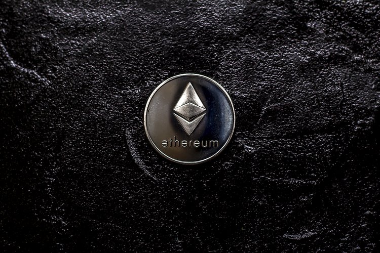 Ethereum vs NEM, la battaglia delle blockchain per le imprese