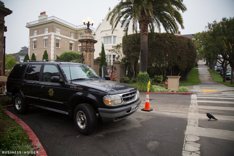 Cómo una pareja de inmigrantes ha comprado las calles de los políticos más ricos de California