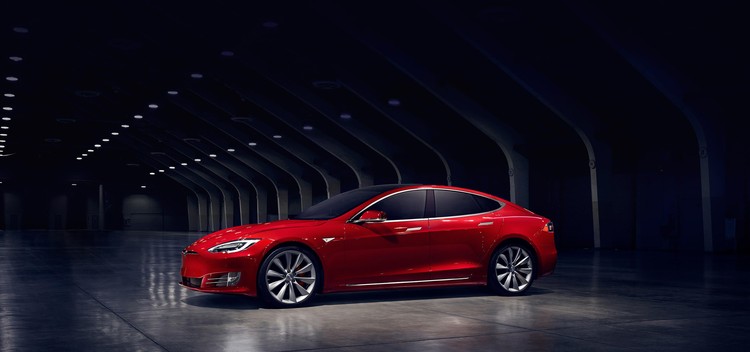 تسلا ضد بورشيه وأودي ومرسيدس.. من الأفضل