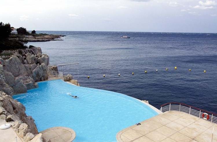 Las 11 piscinas más espectaculares para disfrutar este verano