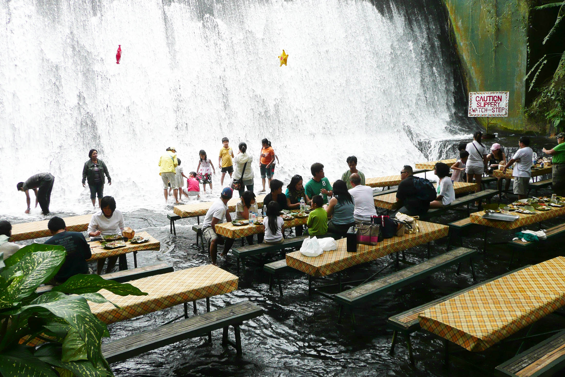 Филиппинах сан. Ресторан Labassin Waterfall. Restaurant Labassin Waterfall. Филиппины. The Labasin Waterfalls Restaurant (Филиппины). Ресторан «Labassin», Филиппины.