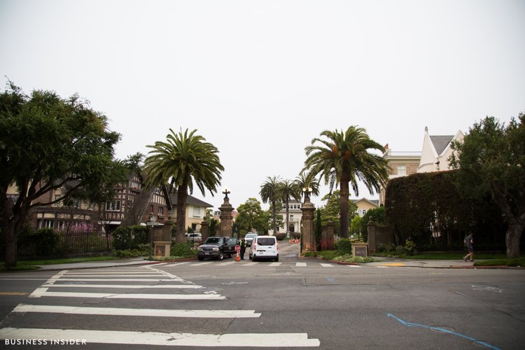 Cómo una pareja de inmigrantes ha comprado las calles de los políticos más ricos de California