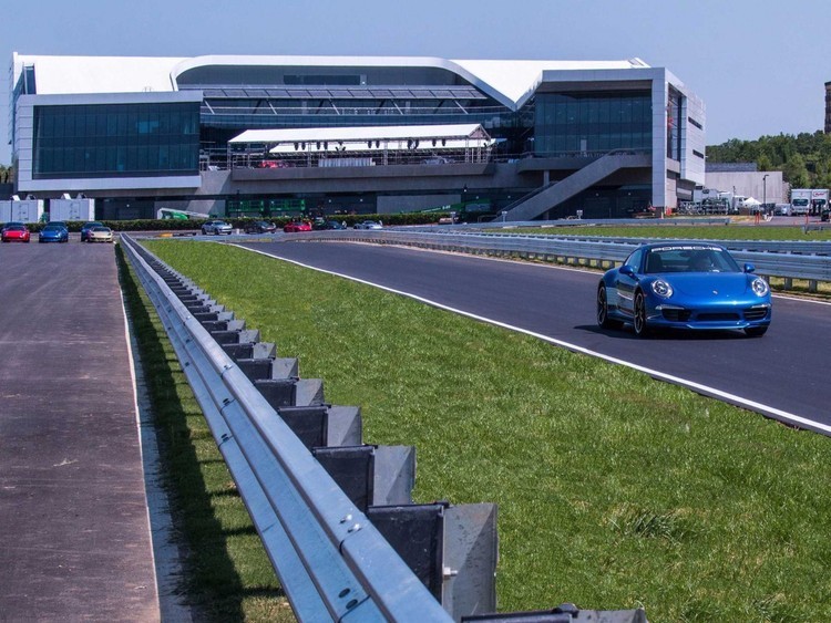 Como Disneyland, pero con Porsches