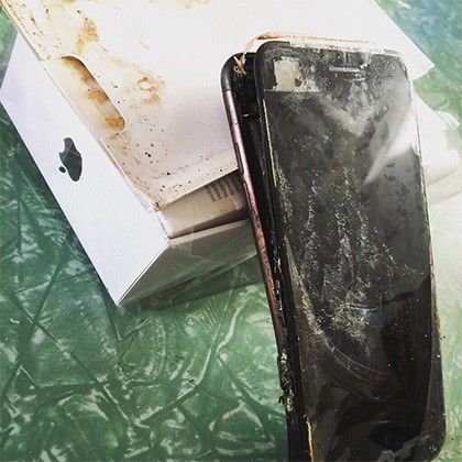 Un iPhone 7 explota y se quema durante la entrega al comprador