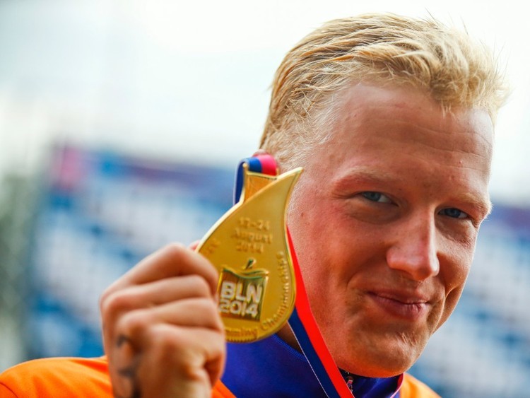 من عنده ذهب أكثر