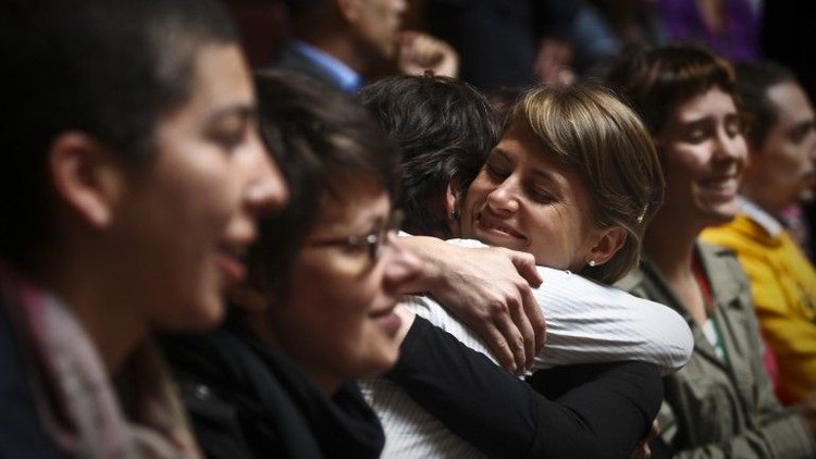 Parlamento aprova adoção por casais homosexuais