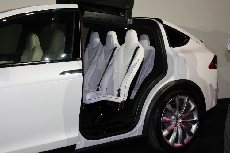 استقبلوا Model X من تسلا