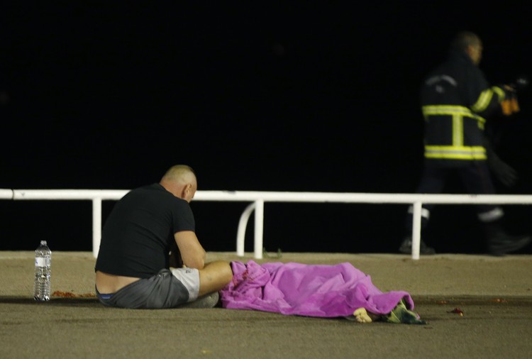Tutto quello che sappiamo finora sull’attacco a Nizza