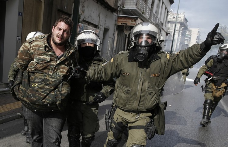 Grecia, agricoltori assaltano il Ministero