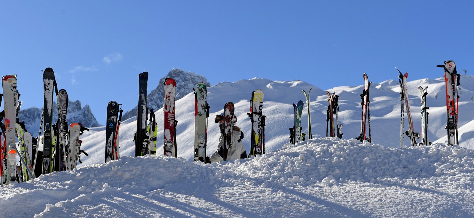 Los resorts de esquí de los Alpes están enterrados en nieve