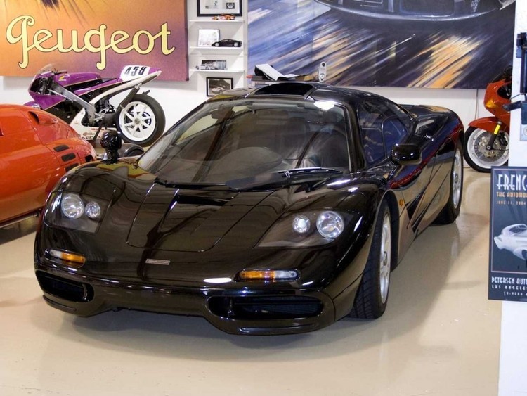  أندر سيارة McLaren F1 LM